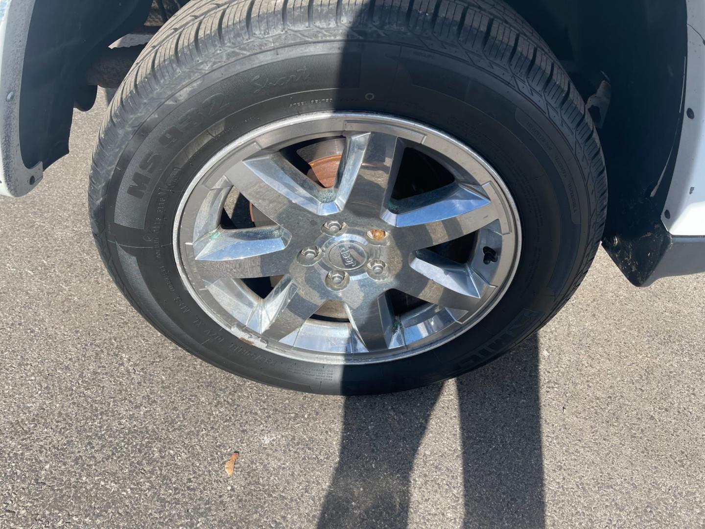 2012 White /Black Jeep Liberty Latitude 4WD (1C4PJMAK0CW) with an 3.7L V6 SOHC 12V engine, 4-Speed Automatic transmission, located at 547 E. Main St., Orwell, OH, 44076, (440) 437-5893, 41.535435, -80.847855 - Photo#8